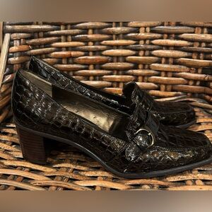 Liz Claiborne Shiny Brown Crocodile Heels in size 10. Great condition !
